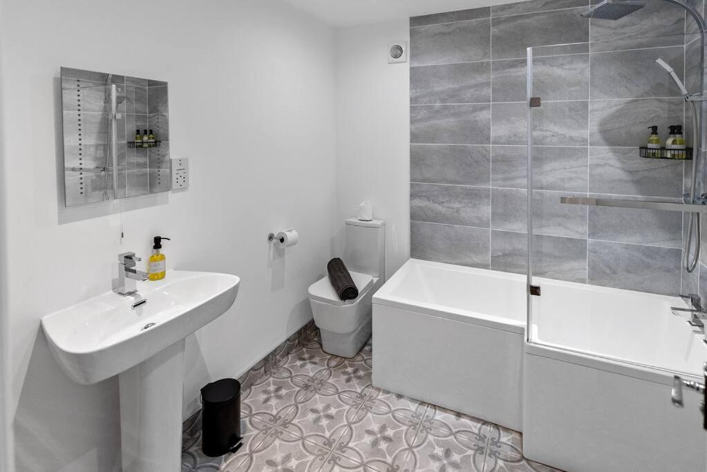 Newly Refurbed, Central Apartment With Free Parking And Hot Tub リザム・セント・アンズ エクステリア 写真